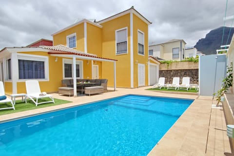 Property building, Swimming pool, sunbed