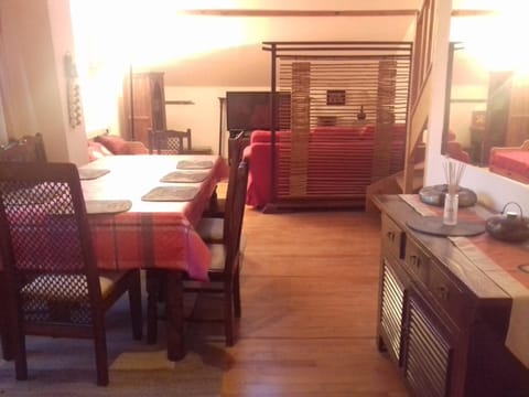 Appartement en loft 50m2 dans maison avec chambre en mezzanine et canapes lits dans salon Apartment in Auvergne-Rhône-Alpes