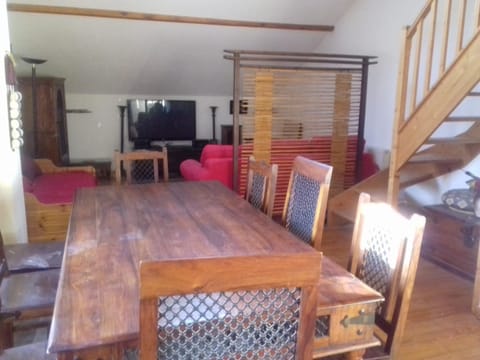Appartement en loft 50m2 dans maison avec chambre en mezzanine et canapes lits dans salon Apartment in Auvergne-Rhône-Alpes