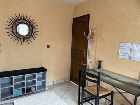 Photo of the whole room, Seating area