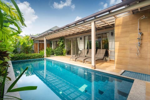 Shower, Property building, Swimming pool, sunbed