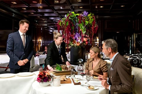 Restaurant/places to eat, Restaurant/places to eat, People, Lunch, Dinner