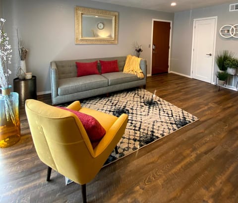 Evie's Campus-close 2 bedroom luxury Apartment in Norman