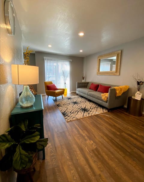 Evie's Campus-close 2 bedroom luxury Apartment in Norman