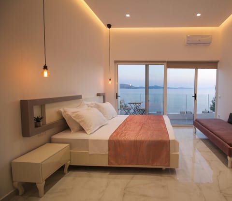 Photo of the whole room, Sea view