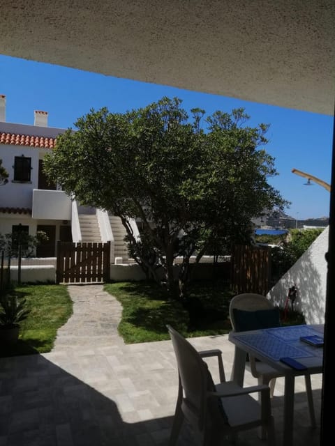 Patio, Day, Garden, Dining area, Garden view