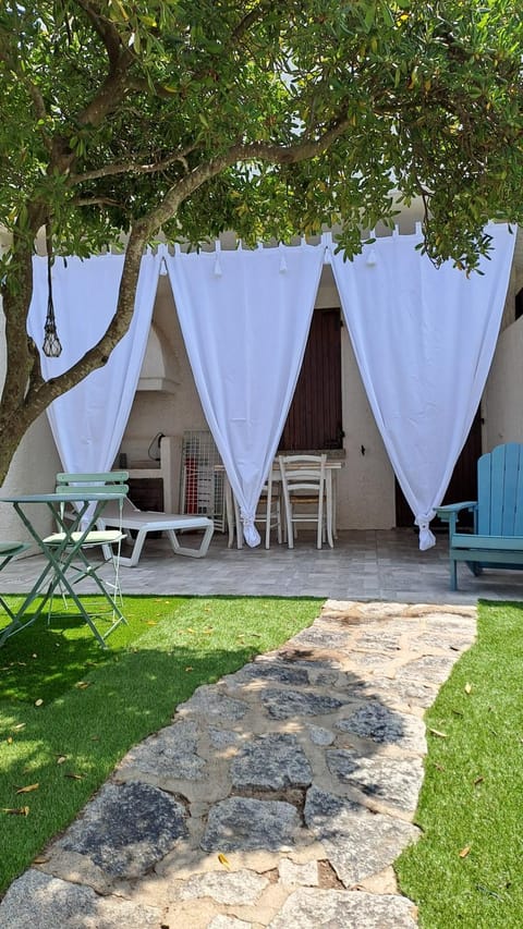 Patio, Day, Garden, Dining area, Garden view, sunbed