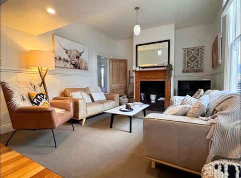 Best Location in Hobart! Luxury 4 bedroom with stunning views House in Hobart