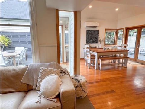 Best Location in Hobart! Luxury 4 bedroom with stunning views House in Hobart