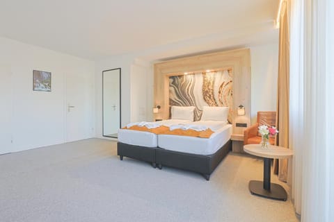 Bed, Photo of the whole room, Seating area