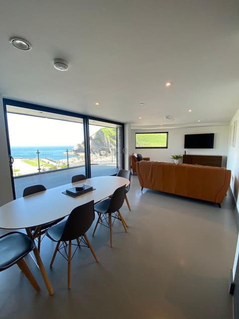 3 The View apartments Ilfracombe - Hot Tub, Parking, Lift, EV Apartment in Ilfracombe