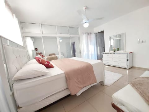 Property building, Bed, Photo of the whole room, Bedroom, wardrobe