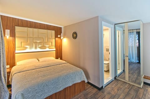 Bed, Photo of the whole room, Decorative detail, Bedroom