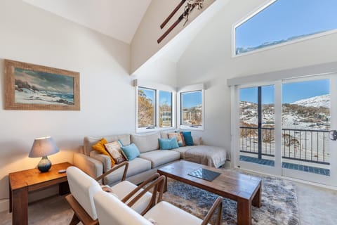 Natural landscape, View (from property/room), Balcony/Terrace, Living room, Seating area, Mountain view