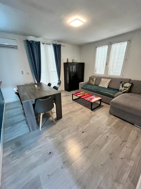 Pavillons 6 personnes 15 minutes Disney House in Lagny-sur-Marne