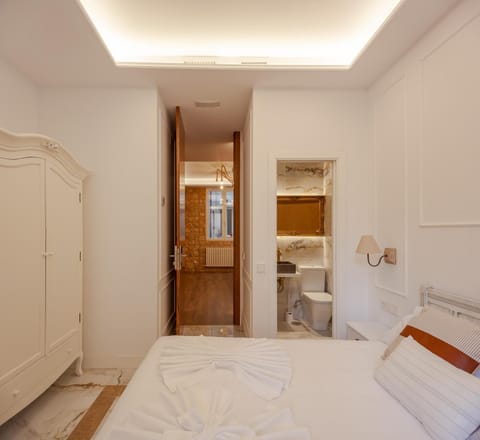 Photo of the whole room, towels, wardrobe