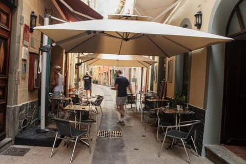 Property building, Restaurant/places to eat