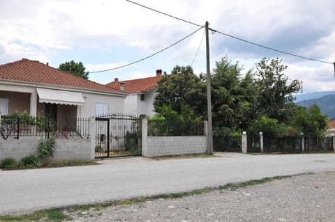 Vila Vasi- Μodern maisonette view Meteora Villa in North Macedonia