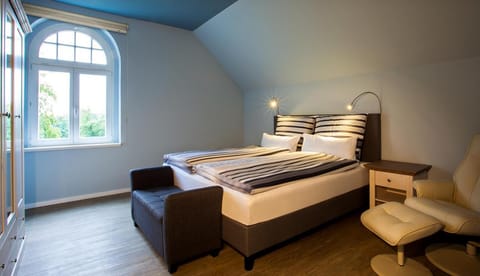 Bed, Photo of the whole room, Seating area, Bedroom