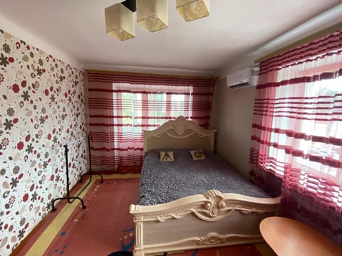 Bed, Photo of the whole room, Seating area, Bedroom