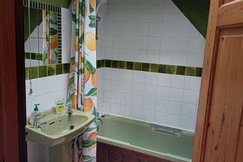 Inviting 2-Bed Cottage in Newcastle Emlyn House in Wales