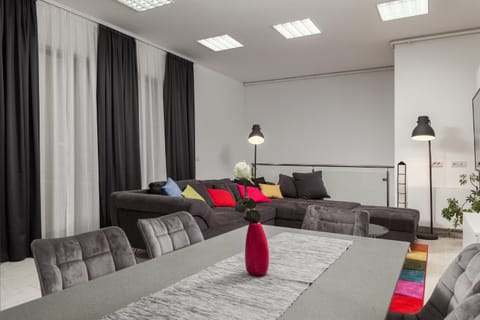 Living room, Seating area, Dining area, Drinks