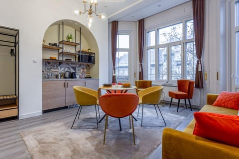 Coffee/tea facilities, View (from property/room), Living room, Photo of the whole room, Seating area, Dining area, Bedroom, Street view