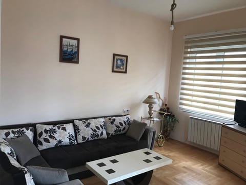 TV and multimedia, Living room, Seating area, internet