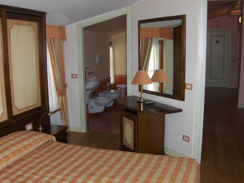 Bed, Bathroom, Bedroom, Mountain view