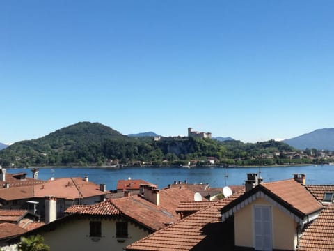 Spring, Day, Neighbourhood, Lake view, Mountain view