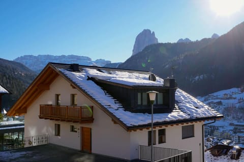 Property building, Neighbourhood, Winter, Mountain view