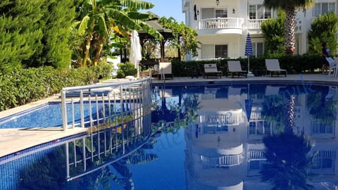 Property building, Pool view, Swimming pool, Swimming pool, sunbed