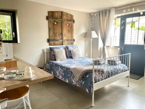 Bed, Photo of the whole room, Seating area, Bedroom