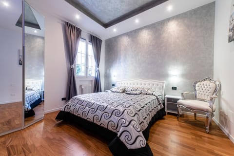 Bed, Photo of the whole room, Decorative detail, Bedroom
