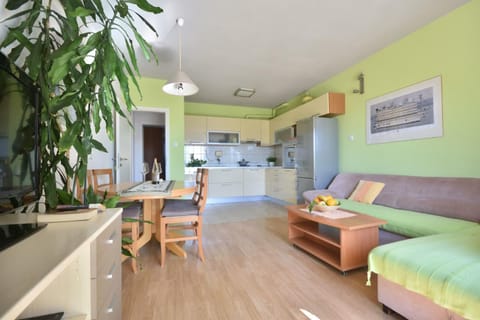 Kitchen or kitchenette, Living room, Seating area, Dining area