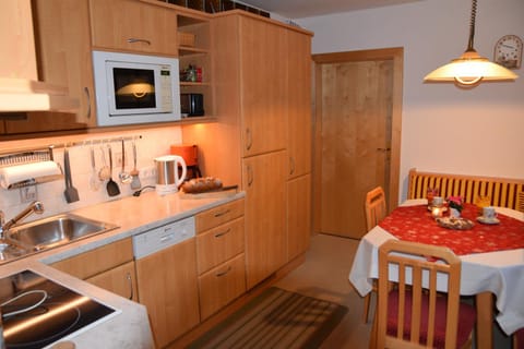 Coffee/tea facilities, Kitchen or kitchenette, Dining area, Communal kitchen