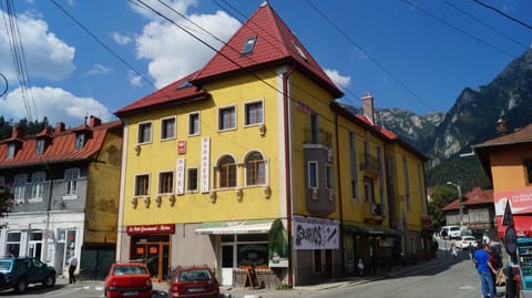 Facade/entrance
