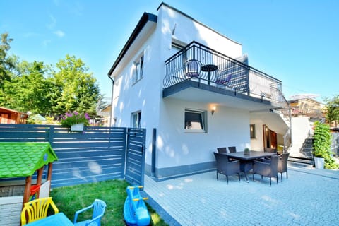 Property building, Facade/entrance, BBQ facilities, Children play ground, Garden, Balcony/Terrace, Communal kitchen, young children, older children, Family