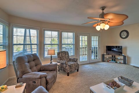 Fisherman-Friendly Bull Shoals Escape on Lakefront House in Bull Shoals