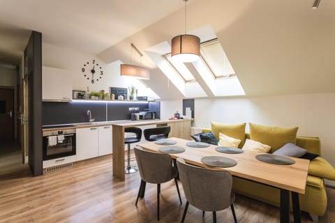 Kitchen or kitchenette, Living room, Seating area, Dining area, minibar, pet friendly