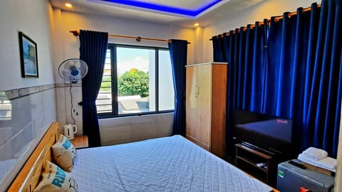 TV and multimedia, Bedroom, Garden view, Landmark view