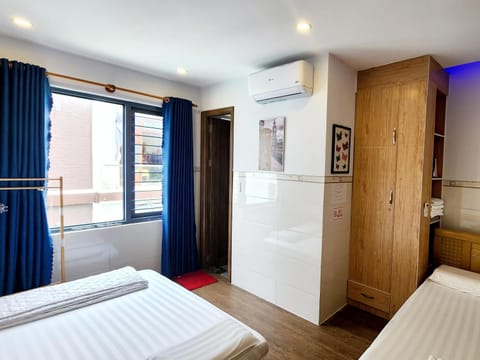 Bedroom, wardrobe, air conditioner