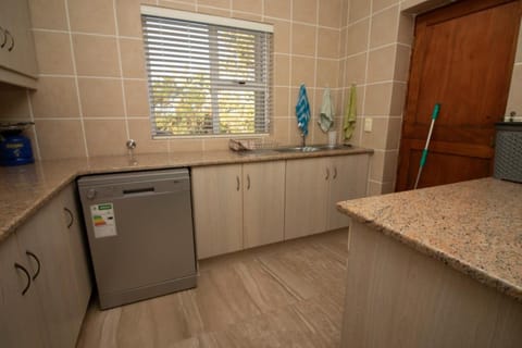 Kitchen or kitchenette, dishwasher