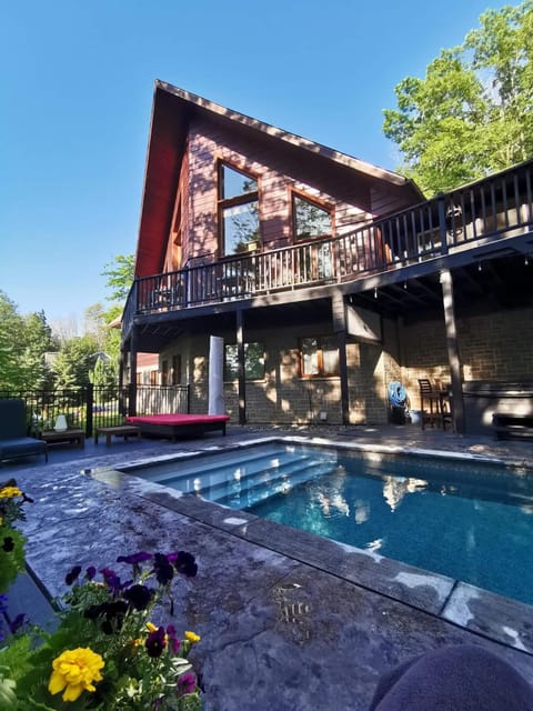 Property building, Patio, Summer, View (from property/room), Balcony/Terrace, Pool view, Swimming pool, sunbed