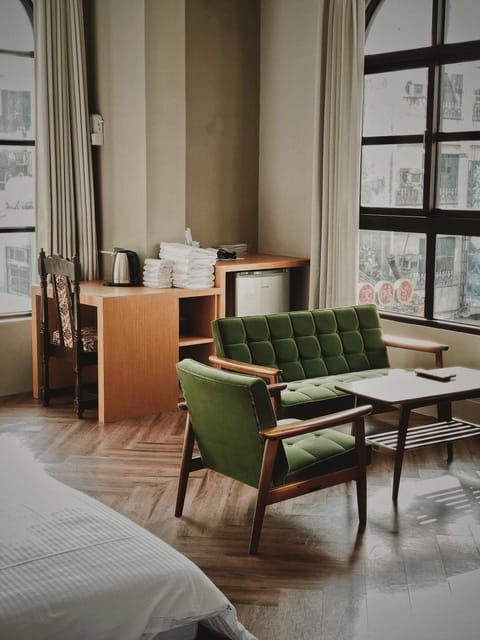 Bed, Living room, Photo of the whole room, Seating area, Bedroom, hair dresser
