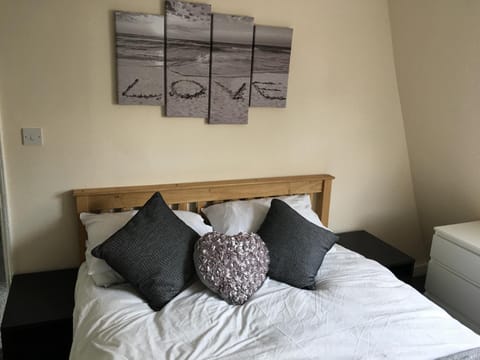 Ocean Apartment, 50 yds to Beach, Sleeps 10 House in Weymouth