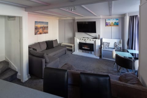 Ocean Apartment, 50 yds to Beach, Sleeps 10 House in Weymouth