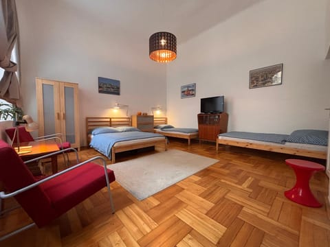 Bed, TV and multimedia, Living room, Photo of the whole room, Seating area, Evening entertainment, Bedroom