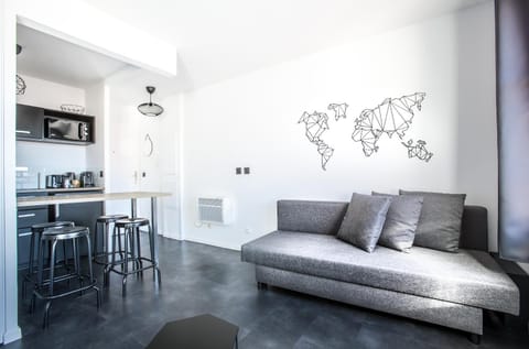 Kitchen or kitchenette, Living room, Seating area, minibar