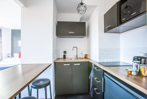 Kitchen or kitchenette, Dining area, stove